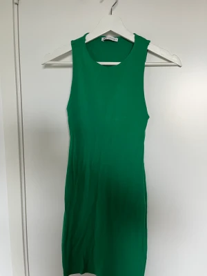 Klänning - Festklänning säljes i strl S/36 i Ett gott skick.