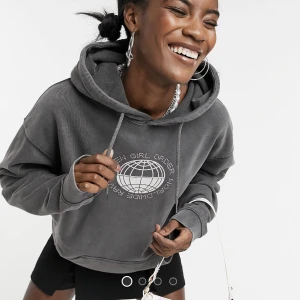 Hoodie - Grå hoodie med detaljer. Oversized🦋