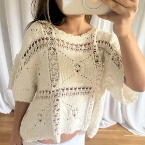 Stickad kofta/topp💘🫶 - Stickad topp/kofta från zara🫶💘 Man kan ha den som en tröja men också som en kofta💘