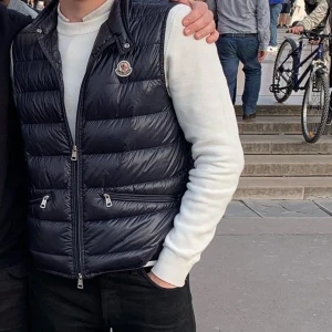 Moncler gui (intressekoll!) - intresset på min gui väst då jag inte använder den så mycket längre, en sjukt snygg väst men har tyvärr gått upp i sömnen vid märket(se bild 1) men inget som man tänker på. Annars inga defekter eller tecken på slitningar. Storlek 3/M. Tags o kvitto finns!