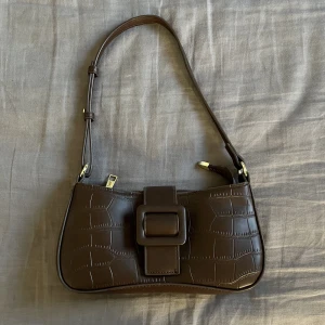 Snygg väska - Supersnygg simpel handväska som är är perfekta storleken💞 Har två innerfack och är i gott skick!❤️ Skriv gärna privat om du har några frågor❤️