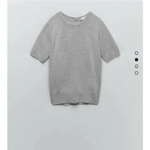 Stickad t-shirt, Zara - Säljer denna jättefina stickade T-shirten från Zara. Den är superbra skick men kommer bara inte till användning. Storlek S men passar säkert XS och M också💕