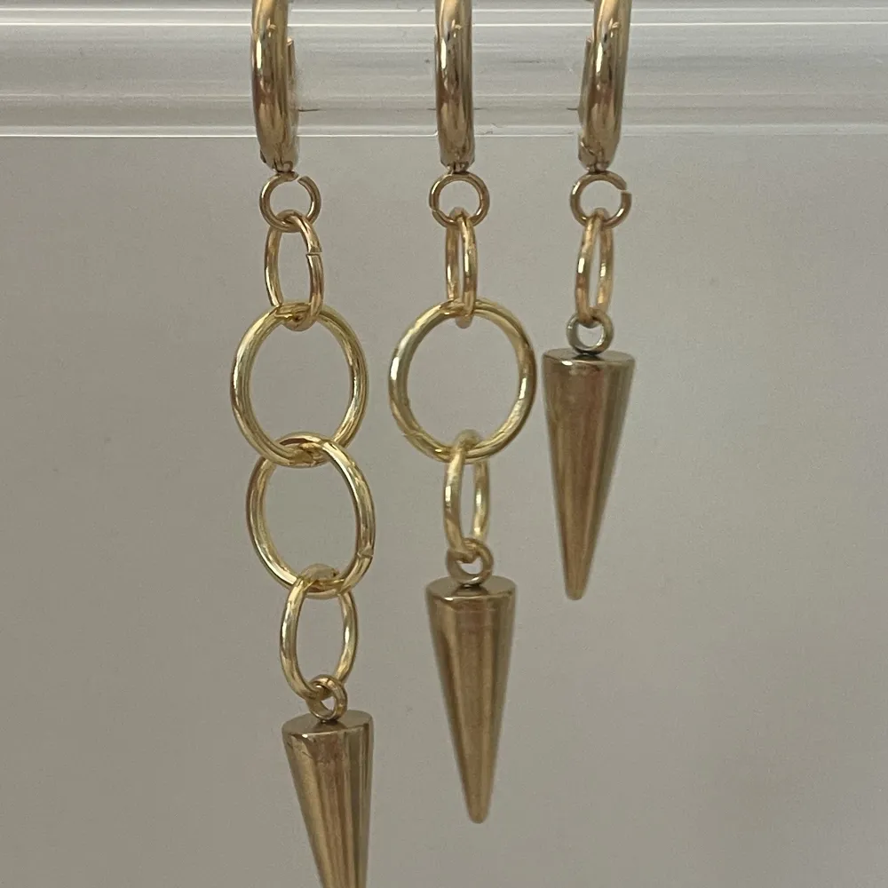 3 par Layerd hoop earrings guld, 1 par kostar 150kr men alla 3 för 300kr. Accessoarer.