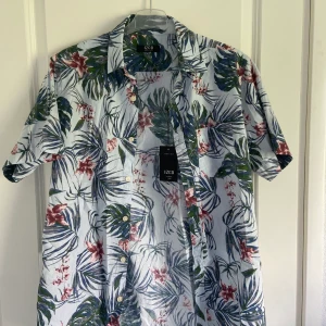 Skjorta Izco - Mycket snygg skjorta helt oanvänd och prislapp finns kvar. Ordenarie pris 399kr. Storlek M. 