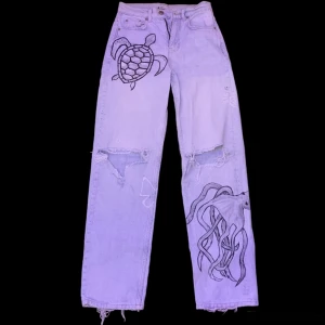 Målade jeans  - Har målat de själv men de är för små så säljer de! Skriv för fler bilder💙