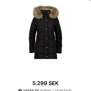 Rock and Blue jacka - Super snygg rock and Blue vinter jacka, endast använd 3/4 gånger då den inte är min stil längre. Den har inga skador eller så förutom att flärpen som man hänger upp jackan med har gått sönder, kan fixas hemma lätt. Nypris 5299. Pris kan diskuteras 