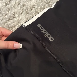 Addidas byxor S - Addidas byxor  Använt en gång Köptes för 500 kr Säljer för 150 kr