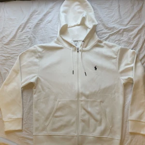 Ralph Lauren zip - Hej säljer denna Ralph Lauren tröja som är i nyskick (använd endast 1 gång) den är i storlek L men passar perfekt till strl M också. hör av er vid funderingar😊