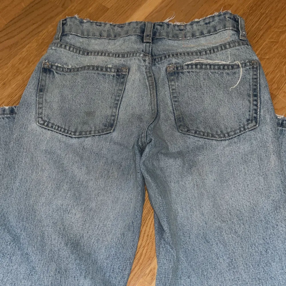 Säljer nu dessa supersnygga Lågmidjade jeansen från zara då de inte längre kommer till användning🫶🏻🫶🏻 Nypris 499, Mitt pris 150kr. Jeans & Byxor.