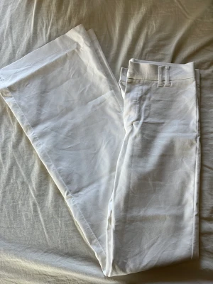 Kostymbyxor  - Fina vita kostymbyxor från zara!! Bootcut modell! Oanvända!!🤩🤍
