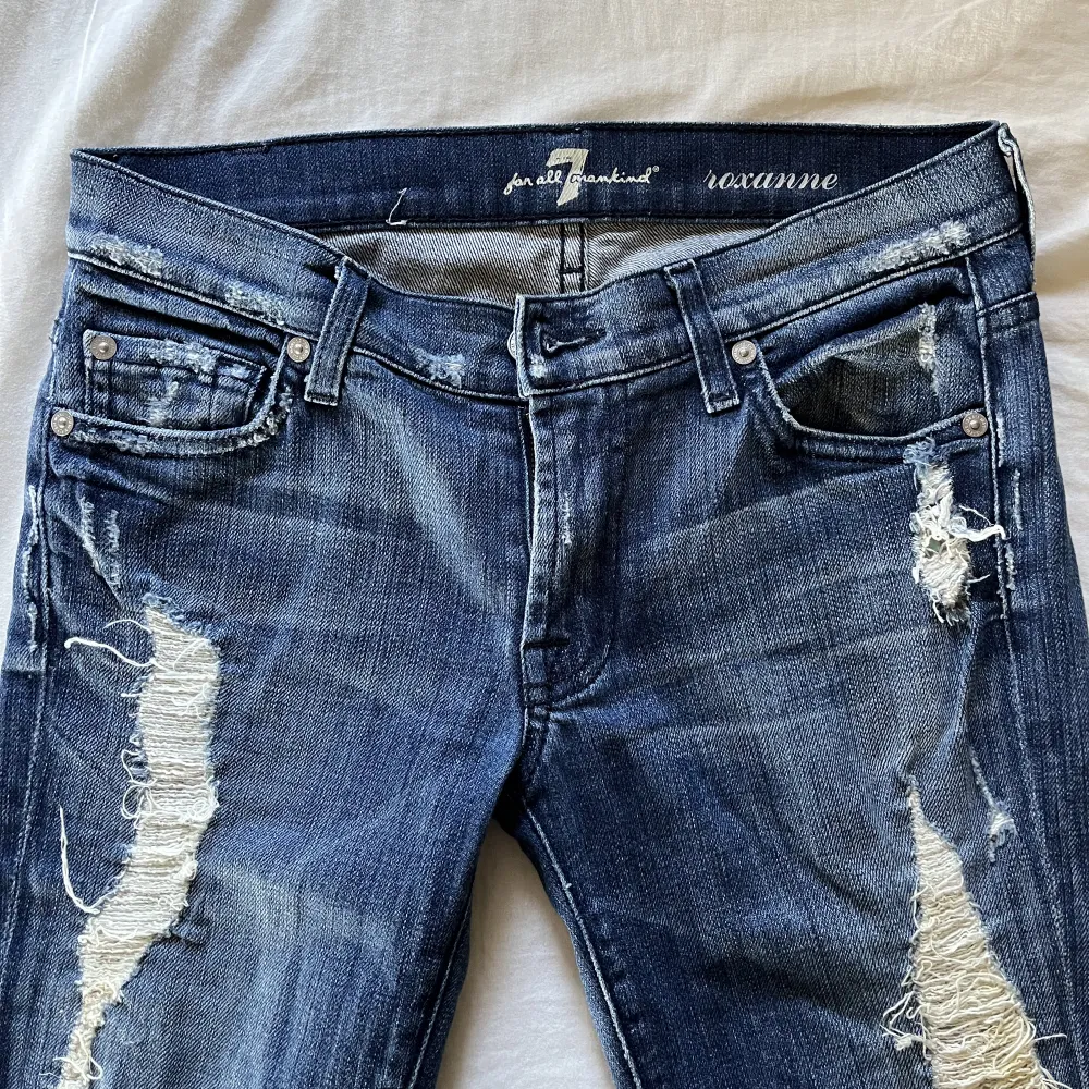 Lågmidjade jeans i modell slim/straight 🤩. Jeans & Byxor.