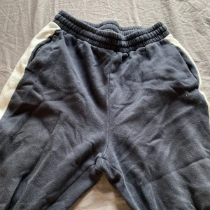  mjukisbyxor  -  kommer inte till användning och därför säljs jag har tryckt i färg svart men det är också rosa och vit med