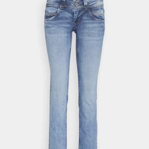 Sjukt snygga Lågmidjade jeans från pepe i den populära modellen venus, säljer då dem var förstora byter gärna mot en mindre storlek, de är i nyskick 💗
