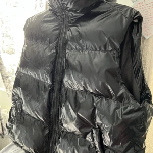 Ny väst från SHEIN  - Säljer denna helt nya väst från SHEIN då den inte satt bra på mig. Är i storlek M men passar nog L med.