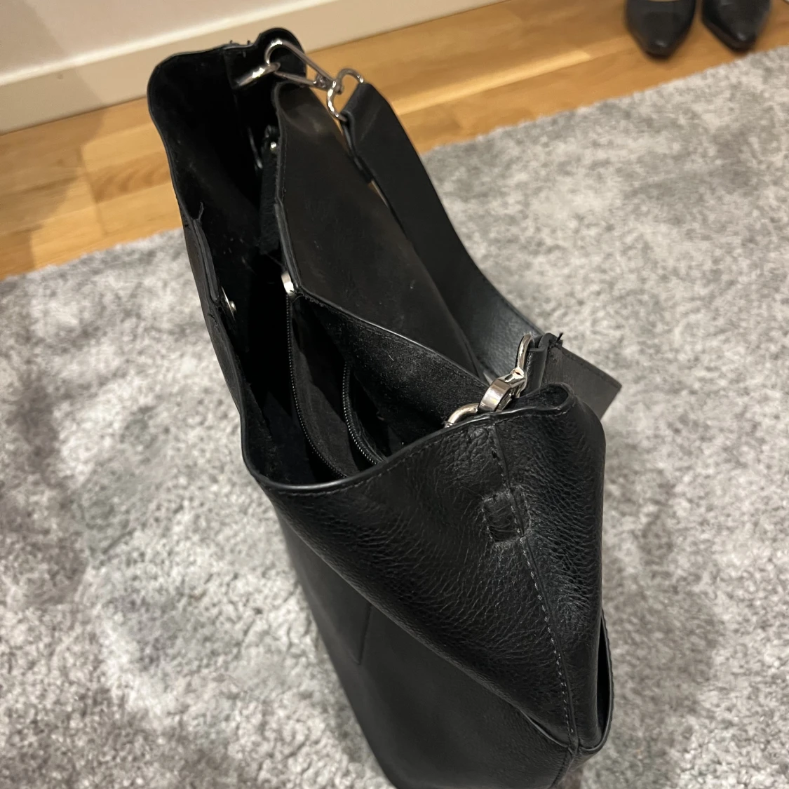 Svart väska i läder  - 91