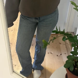 Blåa straight jeans - Jeansen är i straight fit ifrån pull&bear i storlek 40 Säljer pga rensar ut garderoben Pris: 100kr + frakt Skriv om de önskas fler bilder på dem😇