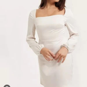 Beige klänning - Helt ny beige/kräm vit klänning från Nelly, prislappar kvar så bra skick bara skrynklig. Passade inte mig därför jag säljer
