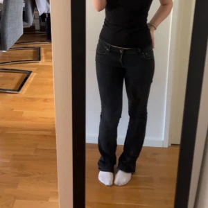 lågmidjade jeans - lågmidjade jeans från zara i storlek 36, i nyskick