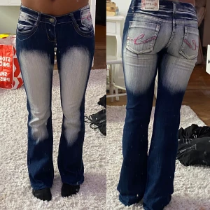 Lågmidjadebootcut jeans 😍 - Väldigt snygga lågmidjade jeans med bootcut från e-style. Fickorna är 😍 Jag är 163 och de är perfekt längd. Storlek 34/S. Säljer då de inte är min stil längre. Köpt på secondhand. Inga defekter alls!💖💖 Bara att fråga ifall du undrar något 💕🥰