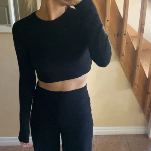 Svart tröja - Svart croppad tröja från nakd. Använd fåtal gånger. Storlek S.