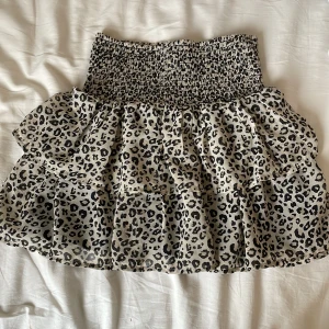 Jättesnygg  kjol⚡️❤️ - Säljer denna jättesnygga Kappahl kjolen pg den är för liten, storlek 134/140