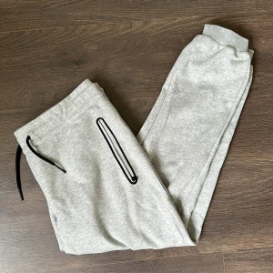 Grå byxor - Helt nys och oanvända byxor från sail racing.   Rensar ur min garderob från en hel del oanvända kläder🌼 Kika och se om du ser något mer i min profil som du gillar så skickar jag med det till dig också!😊 Fler kläder kommer! 