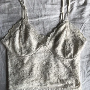 Coquette top  - Söt vit top från Bik bok. Storlek XS men passar lika bra på en storlek S, kanske M också.