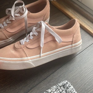 Vans - Jag säljer nu dessa rosa vans då de aldrig används, dom har används några fåtal gånger men är fortfarande i väldigt bra skick. 