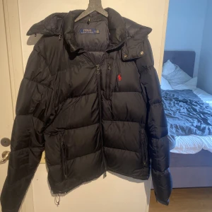 Polo Ralph Lauren Jacka - Säljer nu en riktigt fet Polo Jacka perfekt nu till hösten/ vintern. Hör av er om ni har några funderingar!