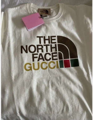 Gucci x The North Face T-Shirt - Köpt för 4500kr  Oanvänd  Säljer för 1700kr