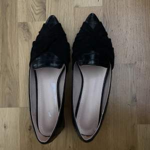 Ett par svarta skor med liten klack och sammets detalj vid tån. Aldrig använda💕storlek 38