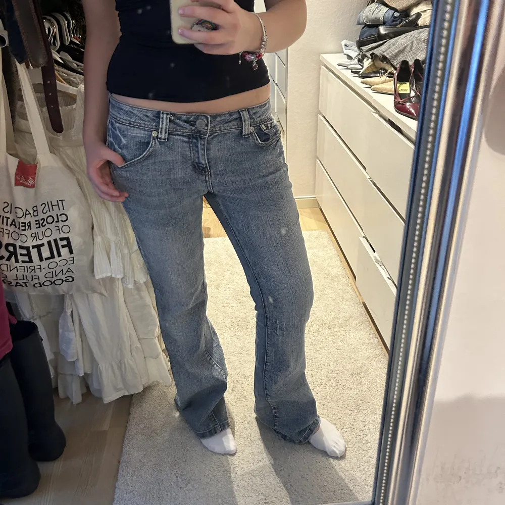 lågmidjade light washed jeans köpt secondhand. midjemått: 84cm. innerbensmått: 80cm. mått mellan ”skrev och midja”: 23cm. jag är 165 för referens ❤️. Jeans & Byxor.