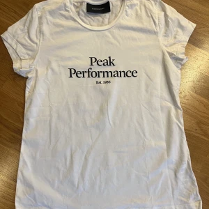 Peak performance T-shirt  - T-shirten är i jätte bra skick, aldrig använd. Frakt ingår inte i priset.