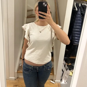 Vit topp  - En till super söt topp från Lindex, den kommer tyvärr aldrig till användning och är i topp skick och i stort sett helt oanvänd!! Storlek s💗skriv för mer information eller bilder 