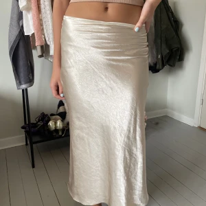 Långkjol i satin - Supersnygg långkjol i satin med en slits. Skriv vid frågor. Pris kan diskuteras ❤️