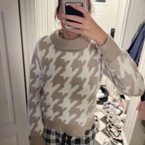 Stickad polotröja - Jag säljer min stickade tröja med polo krage ifrån Love Scarlett. Den är köpt i usa för några månader sen men kommer inte till användning. I storlek S, väldigt bra skick!💕