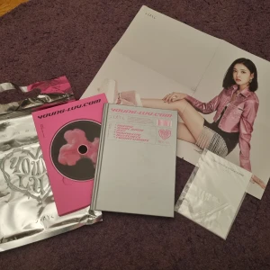 STAYC young luv album - Album i nyskick! Dock är den silvriga påsen lite vikt. Det som ingår syns på bilden. Kollar först hur intresset ser ut. Köptes för 320 men säljes för 180
