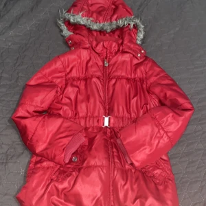 Jacka  - Säljer min lilla systers jacka eftersom hon vuxit ut den och inte använt den så mycket, den är i ganska bra och fint skick och ganska skön att ha på sig när det är kallt, den funkar bra för hösten och även vintern och är vatten tät för både regn och snö 