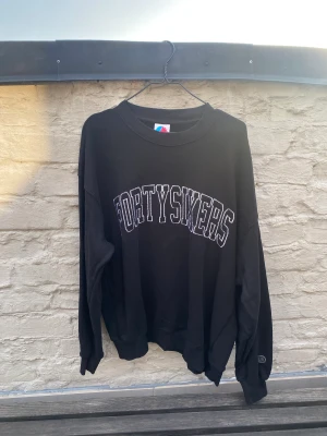 Svart Sweatshirt  - Helt svart på baksidan. Använd en gång. M men sitter ganska baggy.