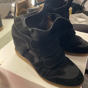 Isabel marant skor - Superfina skor som jag verkligen gillar så säljer bara rill ett rimligt pris. De syns knappt att de är använda på utsidan. De har dock slitage på sulan inuti men ingenting man tänker på. Har även både tillhörande box och dustbag till vardera sko.