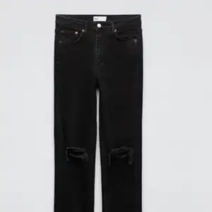 säljer mina zara jeans. dem är svarta med hål på knäna och slits längst ner. dem är i storlek 36. köparen står för frakten.