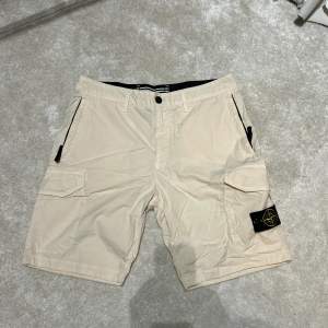 Ett par stone island shorts som är i väldigt bra skick och använd fåtal gånger! Skulle säger storlek är ca M oversize och L normalt! Storlek 33 i stone island