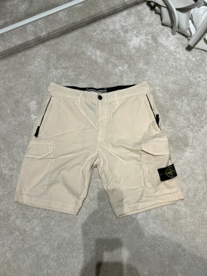 Stone island shorts - Ett par stone island shorts som är i väldigt bra skick och använd fåtal gånger! Skulle säger storlek är ca M oversize och L normalt! Storlek 33 i stone island