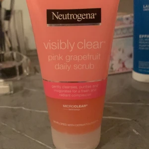 SCRUBB FÖR ANSIKTET  - Visibly clear är det bästa scrubben för dig som vill ha en len och fräsch hud, jag har själv använt deras produkter och rekommenderar det bäst för dig som vill uppnå en len och fin hud. För mer information hör av dig 