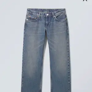 Super snygga jeans från weekday i nyskick och endast använda 1 gång. Säljer då dom inte riktigt sitter så som jag vill. Köpta i butik för 600kr. Pris går att diskutera något vi snabb och smidig affär 