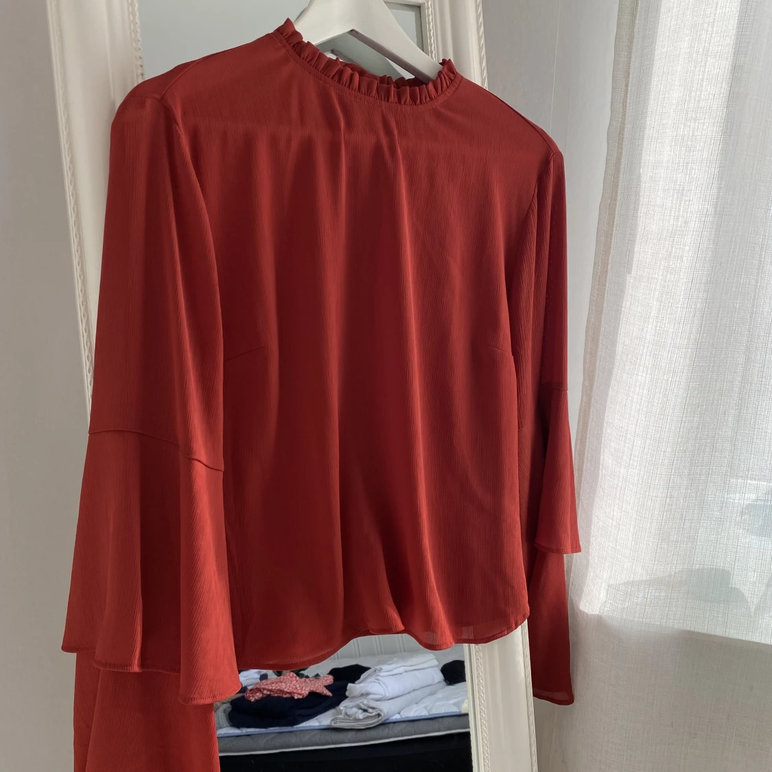 Blus med trumpetärmar