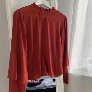 Blus med trumpetärmar - Jättefin blus med trumpetärmar från Primark! Bra skick!