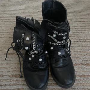 Assnygga boots - Supersnygga boots. Storlek 38 men passar mig som har storlek39/39,5. Assnygga till ett par shorts 