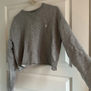 Collage tröja ralph lauren  - En croppad college tröja från Ralph Lauren! Super mysig och varm😍