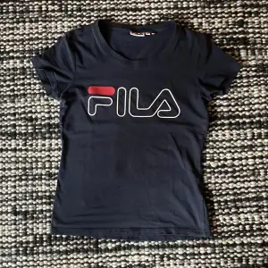 Retro Fila-tröja i asnajs passform. Tajt överkropp men lösare runt midjan. Köpt second hand i Berlin men endast använt 1 gång av mig. Kontakta mig vid intresse!⭐️⭐️